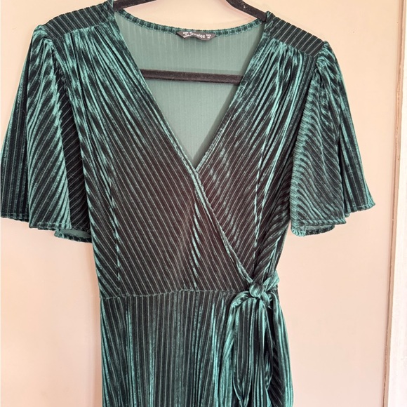 Simplee Apparel Green Flutter Sleeve Wrap Dress - Picture 11 of 13